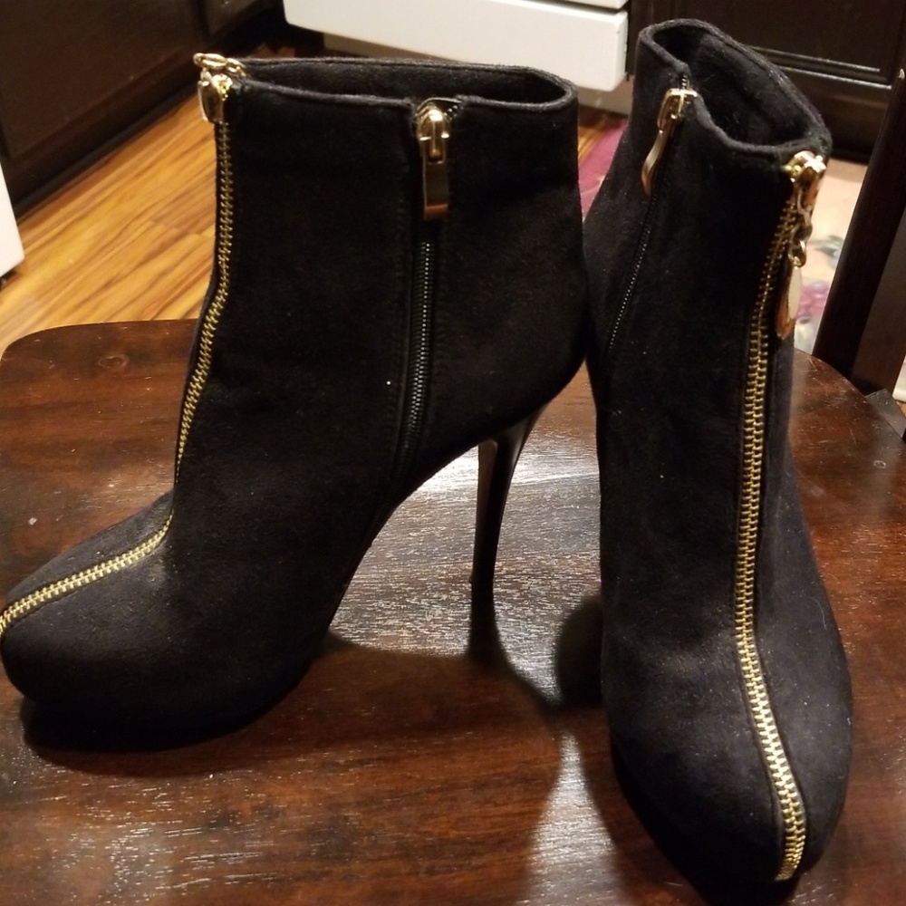 GIBI collection black ankle boots